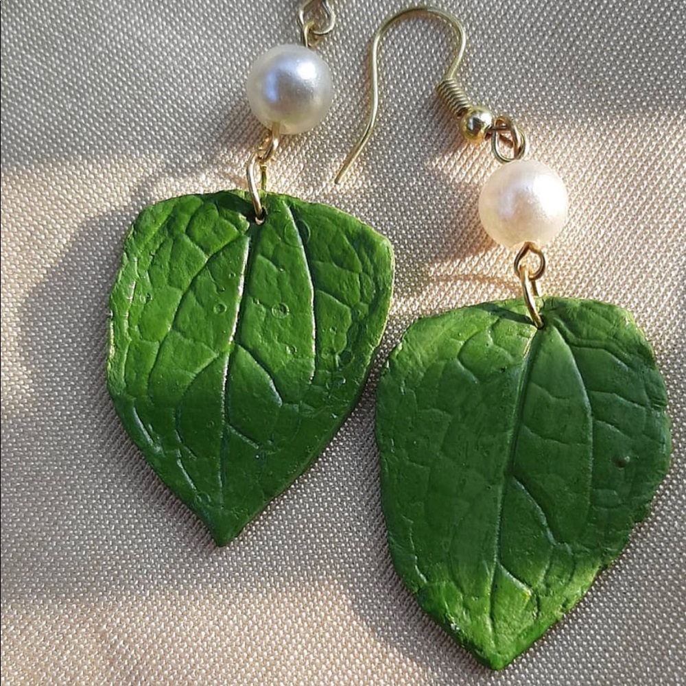Leaf clay earrings .